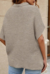 apricotfarbener Pullover mit hohem Kragen und Fledermausärmeln